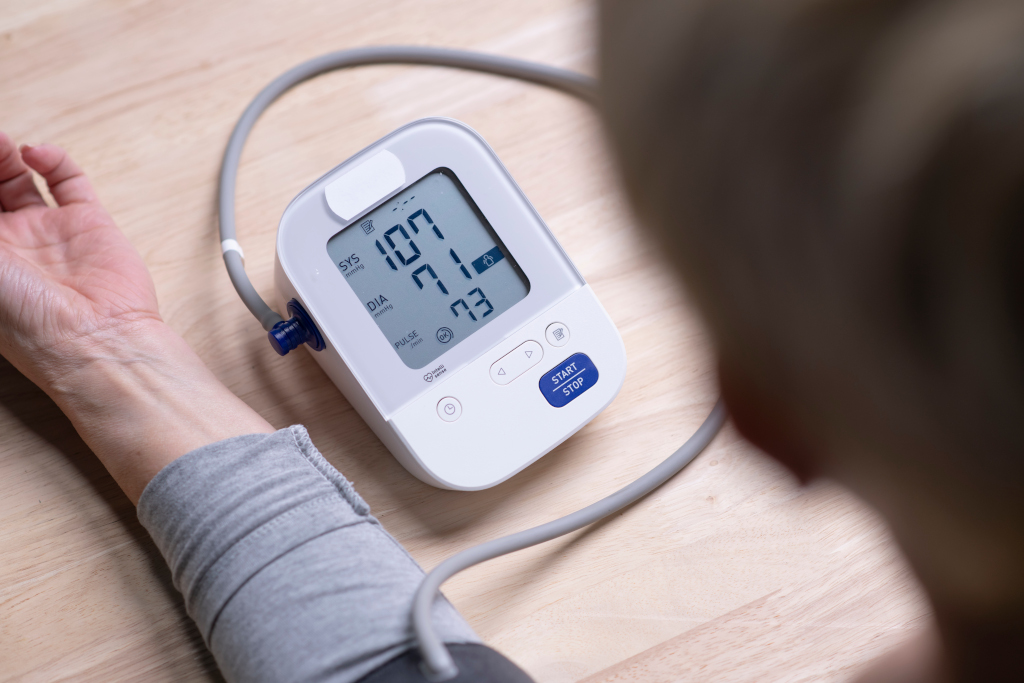 how do blood pressure machines work